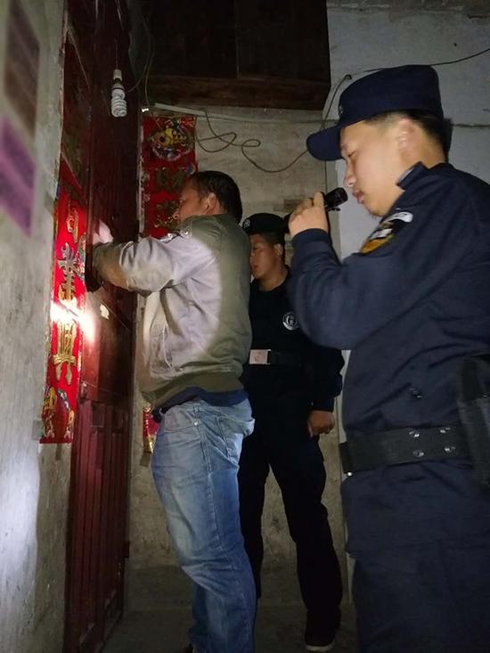 南宁粗心妈妈误将幼女锁家中 民警全城寻开锁师傅开门